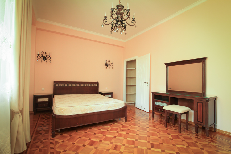 Элитная аренда в элитном доме в центре Кишинева: 3 комнаты, 2 спальни, 120 m²